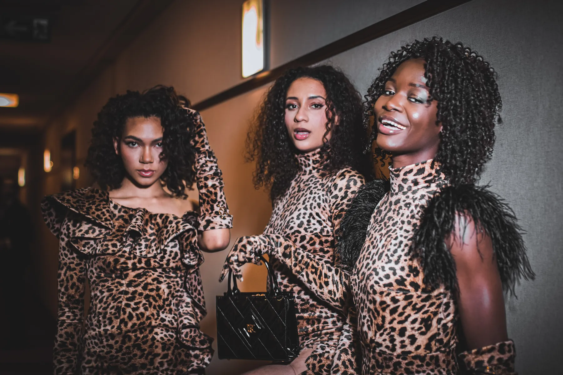 Trzy modelki w panterce z torebką, lookbook DK
