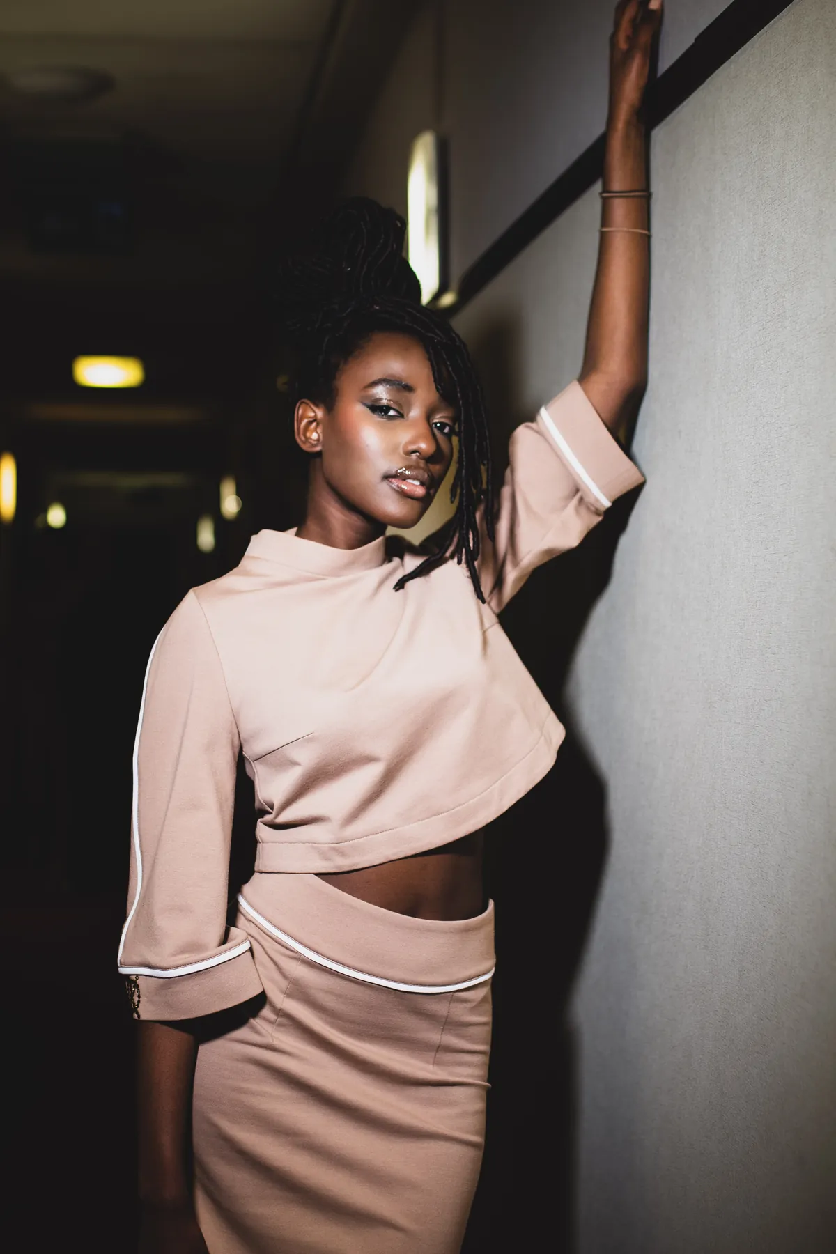 Modelka w beżowym komplecie, lookbook DK