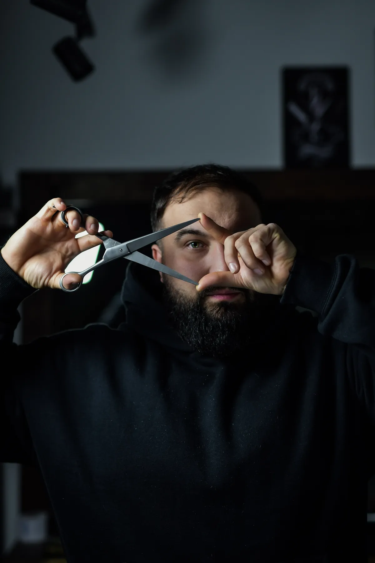 Barber z nożyczkami przed twarzą, sesja wizerunkowa